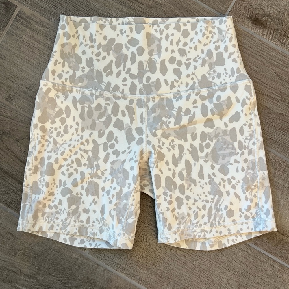 Lululemon 6 in inseam Align Short Size 6